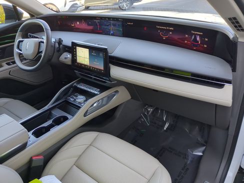 Used 2025 Lincoln Nautilus Premier image 11