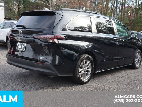Used 2024 Toyota Sienna XLE image 5