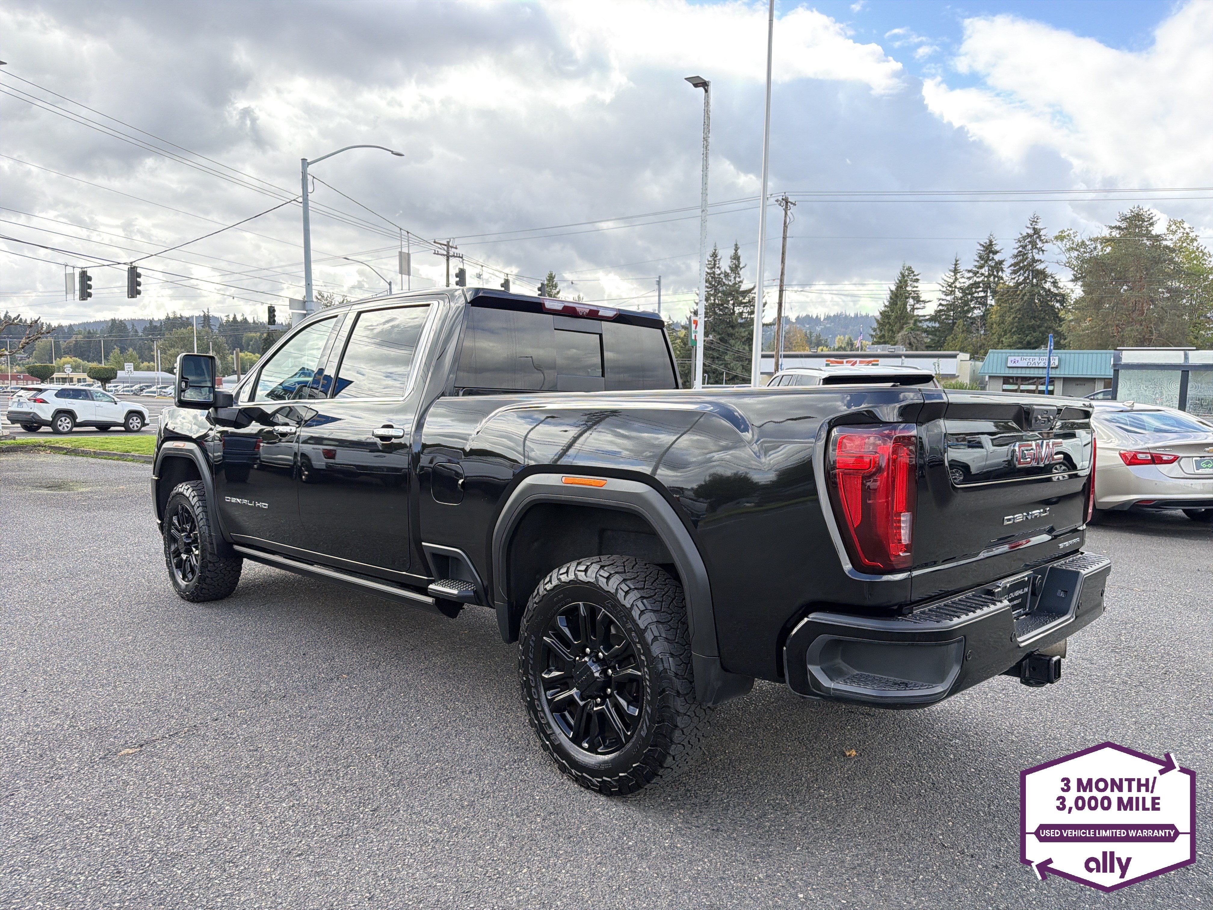Used 2023 GMC Sierra 2500 Denali w/ Denali Black Diamond Edition AWD/4WD image 3
