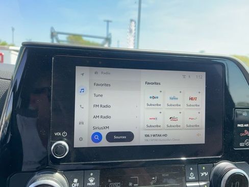 Used 2023 Toyota Highlander L image 23