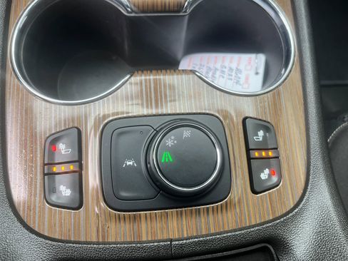 Used 2023 GMC Acadia SLE w/ Driver Convenience Package image 7