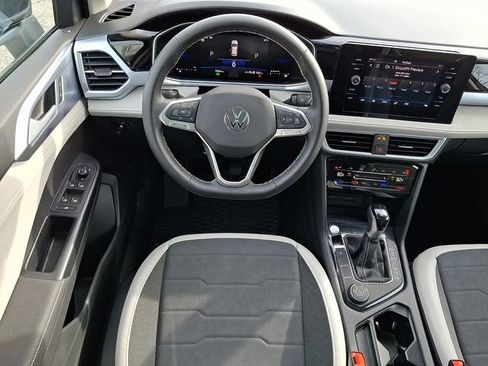 Certified 2025 Volkswagen Taos SE w/ Panoramic Sunroof Package image 11