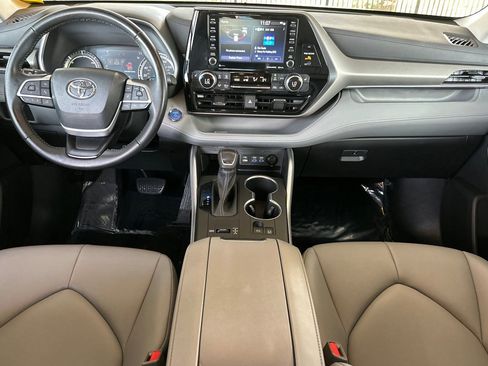 Used 2022 Toyota Highlander XLE image 17