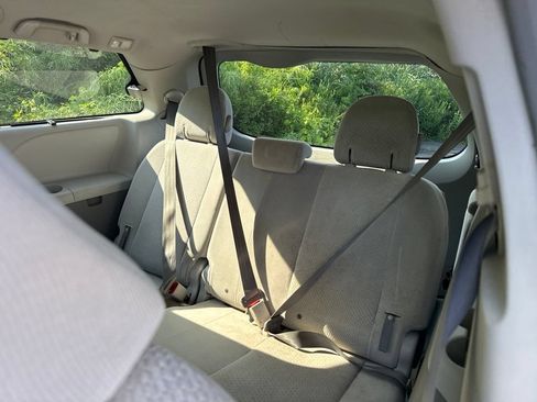 Used 2011 Toyota Sienna LE w/ Towing Pkg FWD image 14