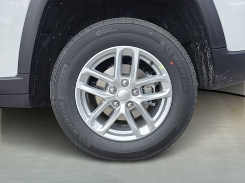 New 2026 Jeep Grand Cherokee Laredo RWD image 6