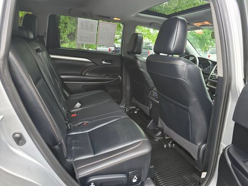 Used 2019 Toyota Highlander XLE AWD/4WD image 13