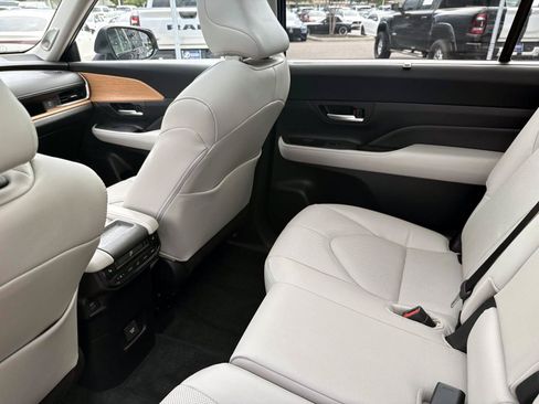 Used 2025 Toyota Grand Highlander AWD image 16
