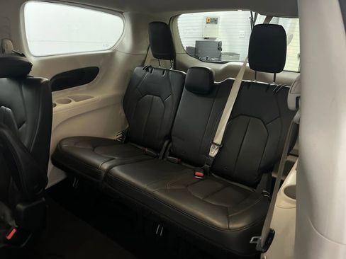 Used 2017 Chrysler Pacifica Touring-L image 20