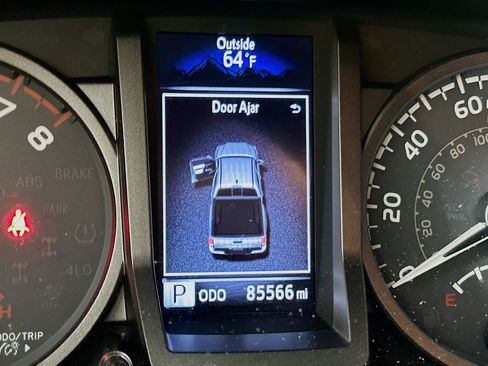 Used 2018 Toyota Tacoma TRD Sport w/ Technology Package image 19