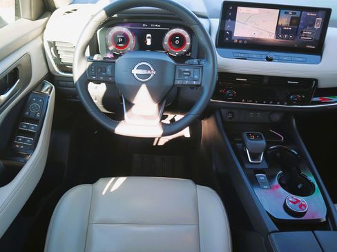 Used 2025 Nissan Rogue SL image 8