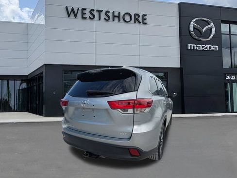 Used 2019 Toyota Highlander XLE FWD image 3