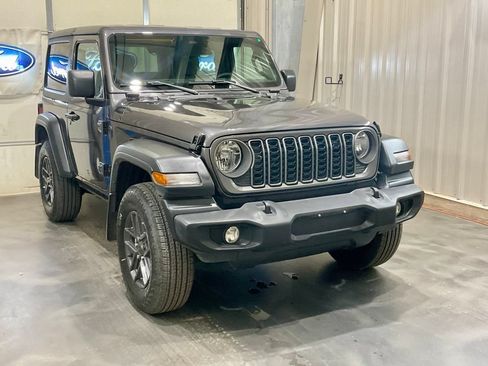 Used 2025 Jeep Wrangler Sport AWD/4WD image 2