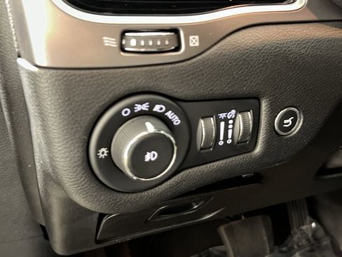 Used 2019 Jeep Cherokee Limited image 32
