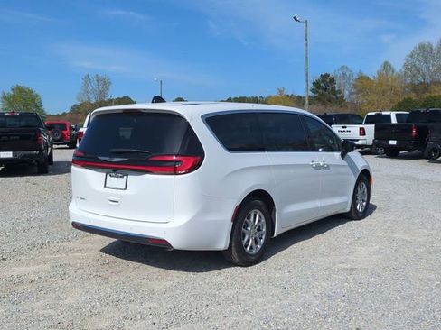 New 2026 Chrysler Pacifica Select image 5