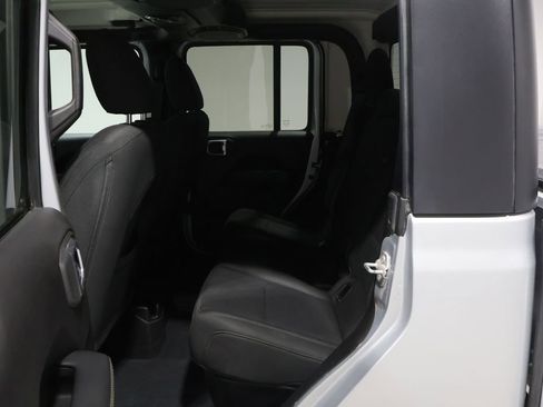 Used 2022 Jeep Gladiator Overland w/ Cold Weather Group AWD/4WD image 16