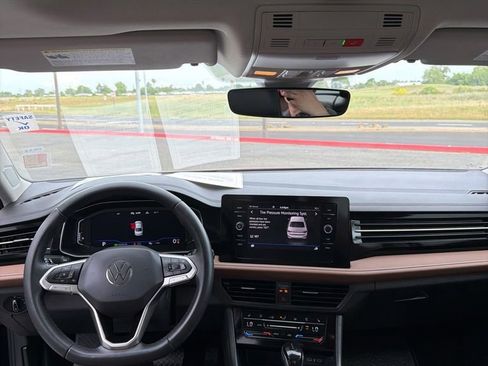 Used 2025 Volkswagen Jetta SEL FWD image 7