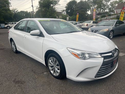 Used 2015 Toyota Camry SE image 3