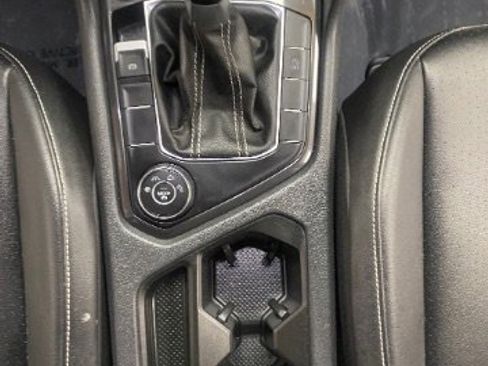 Used 2024 Volkswagen Tiguan SE image 25