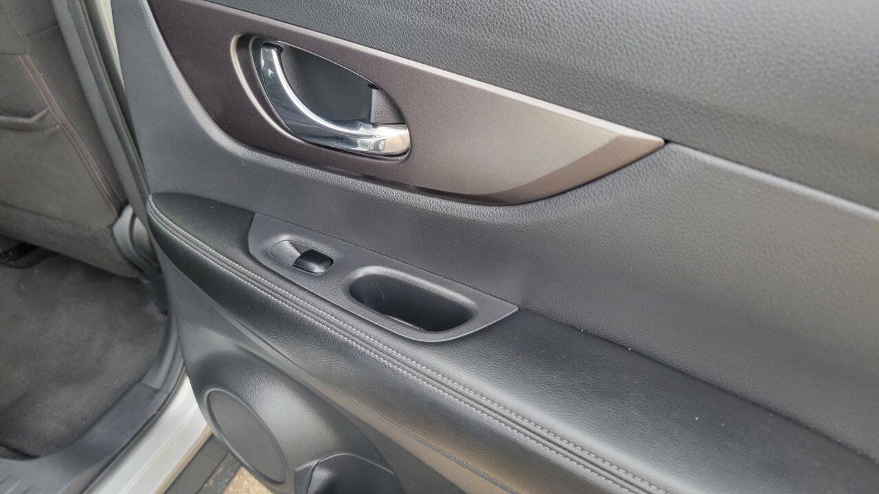 Used 2015 Nissan Rogue SV FWD image 16