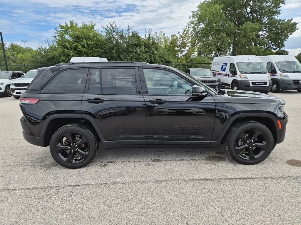Used 2023 Jeep Grand Cherokee Altitude AWD/4WD image 4