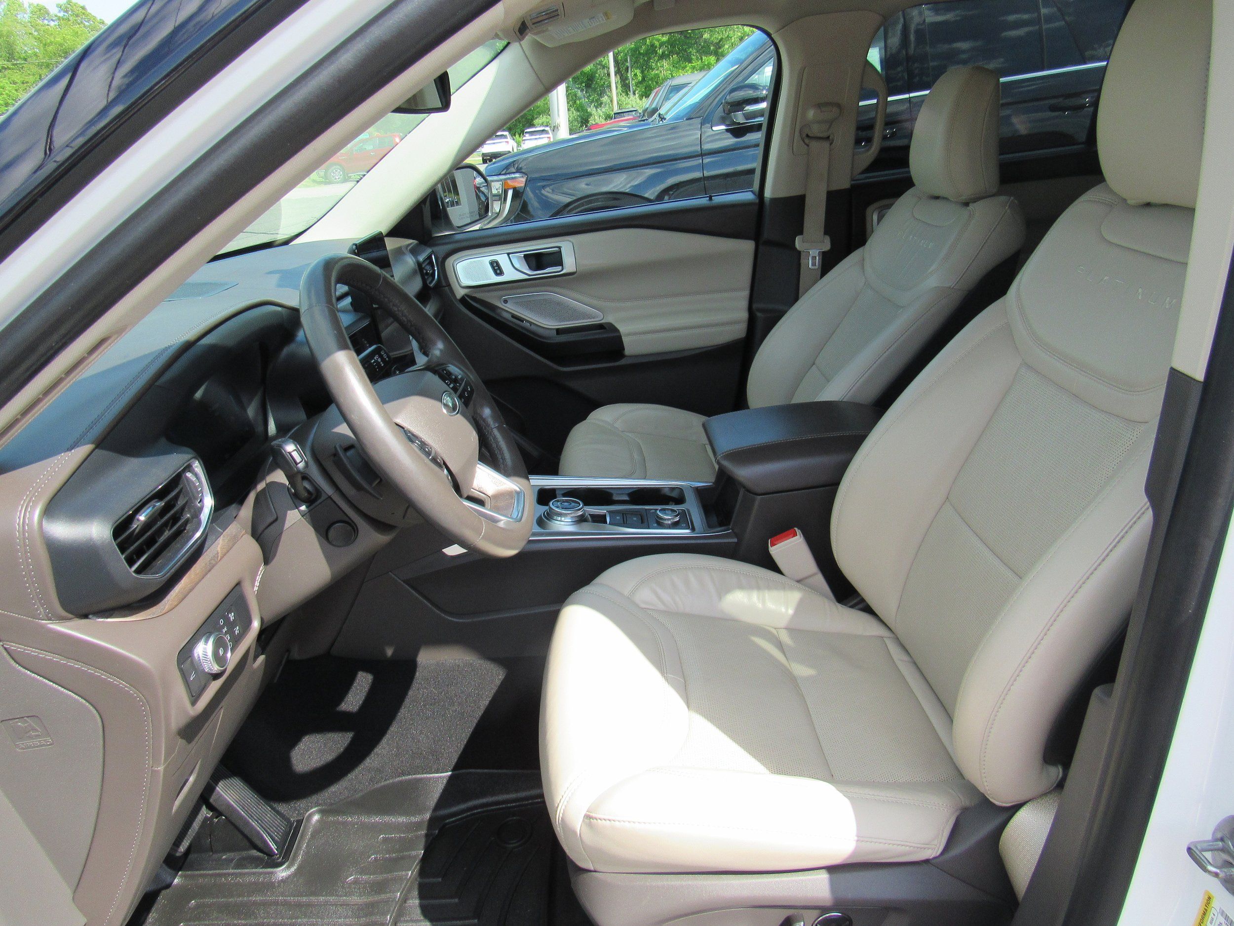 Used 2020 Ford Explorer Platinum w/ Premium Technology Package AWD/4WD image 11