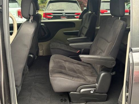 Used 2019 Dodge Grand Caravan SE FWD image 23