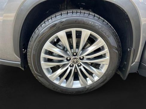 Used 2024 Toyota Highlander Platinum AWD/4WD image 11