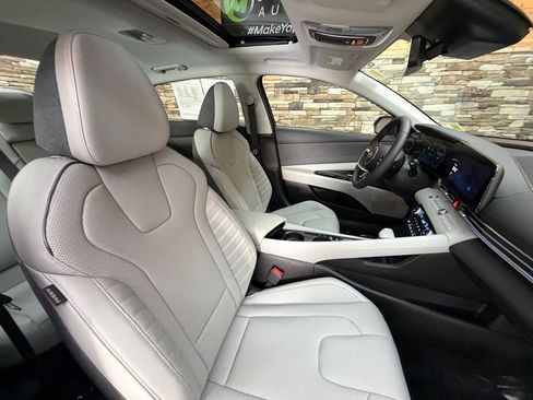 Certified 2025 Hyundai Elantra Limited FWD image 15