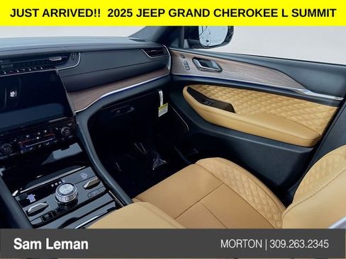 New 2025 Jeep Grand Cherokee L Summit w/ Luxury Tech Group V image 24