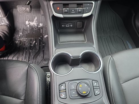 Used 2024 GMC Terrain SLT w/ Infotainment Package II image 30