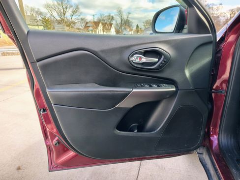 Used 2019 Jeep Cherokee Limited image 10