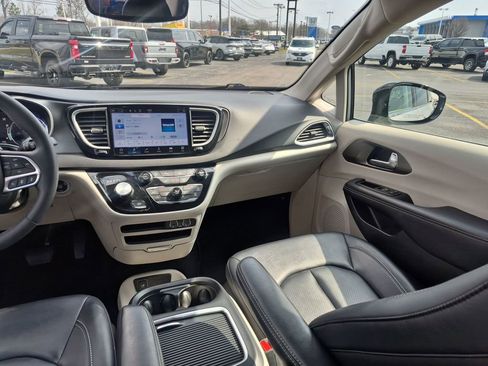 Used 2024 Chrysler Pacifica Touring-L image 10