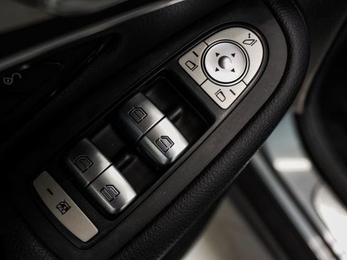 Used 2018 Mercedes-Benz GLC 300 4MATIC w/ Premium Package image 23