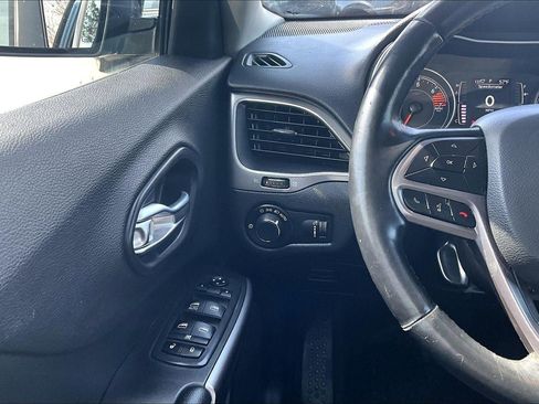 Used 2020 Jeep Cherokee Latitude w/ Cold Weather Group image 14