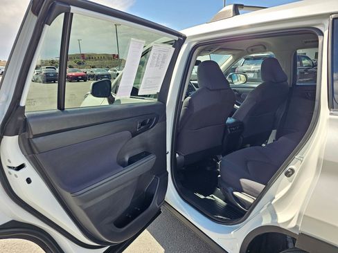 Used 2023 Toyota Highlander L image 16