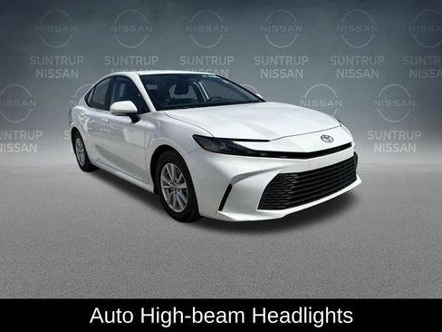 Used 2025 Toyota Camry LE image 9