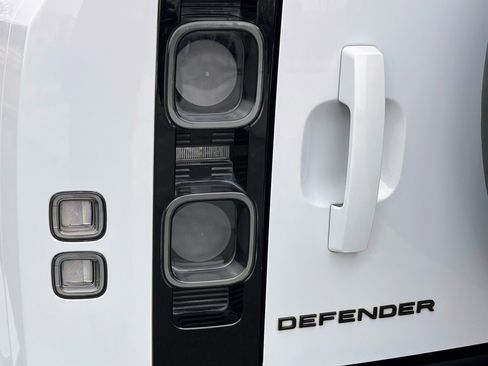 Used 2023 Land Rover Defender 110 image 51