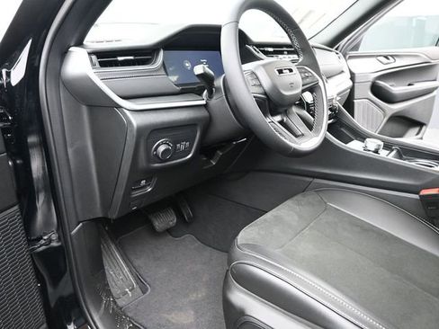 New 2025 Jeep Grand Cherokee Laredo image 9