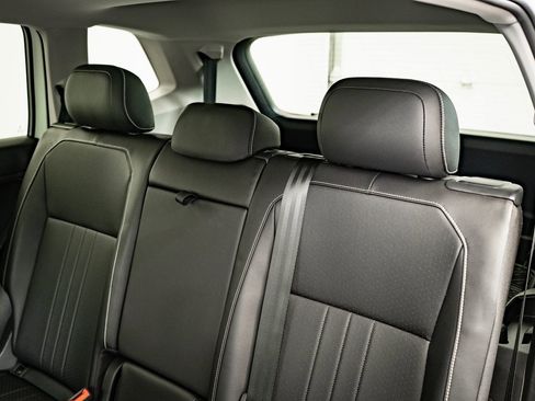 Used 2023 Volkswagen Tiguan SE w/ Panoramic Sunroof Package image 38