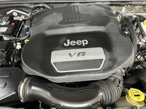 Used 2017 Jeep Wrangler Unlimited Sahara w/ Dual Top Group AWD/4WD image 22