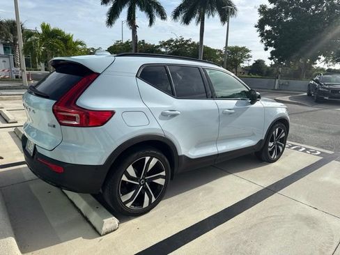 Used 2024 Volvo XC40 B5 Plus AWD/4WD image 3