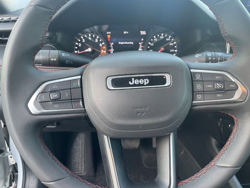 Used 2025 Jeep Compass Trailhawk image 27