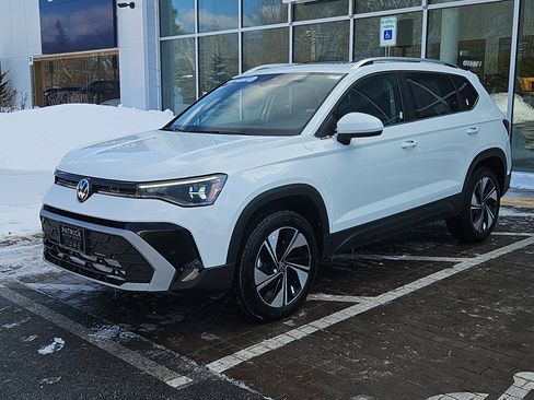 Used 2025 Volkswagen Taos SE image 23