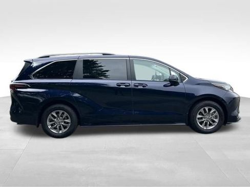 Used 2023 Toyota Sienna LE FWD image 7