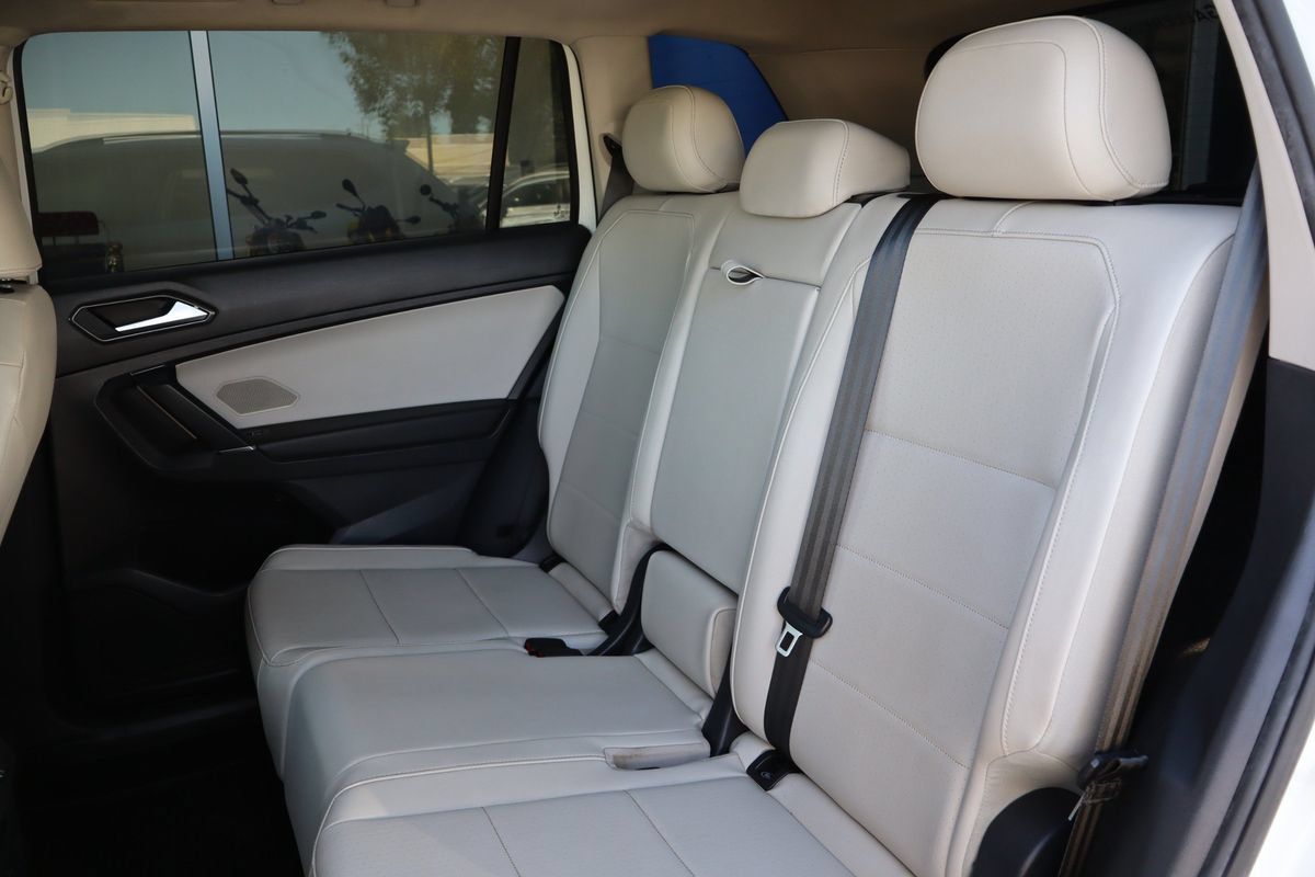 Used 2018 Volkswagen Tiguan SE w/ Panoramic Sunroof Package AWD/4WD image 11
