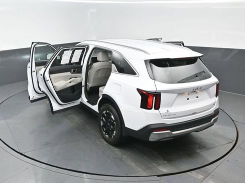 Used 2025 Kia Sorento S image 23