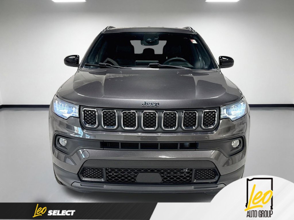 Used 2023 Jeep Compass Latitude AWD/4WD image 2