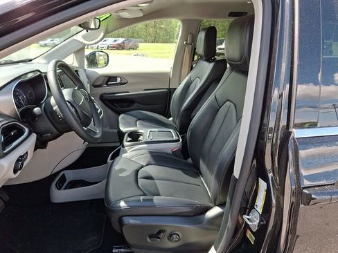 Used 2024 Chrysler Pacifica Touring-L FWD image 13