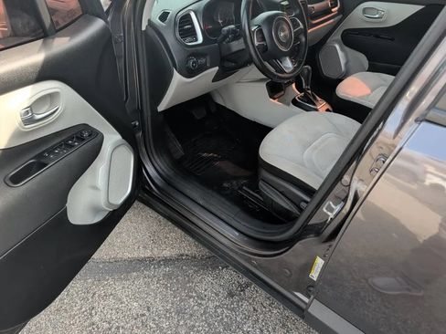 Used 2018 Jeep Renegade Latitude w/ Cold Weather Group FWD image 19