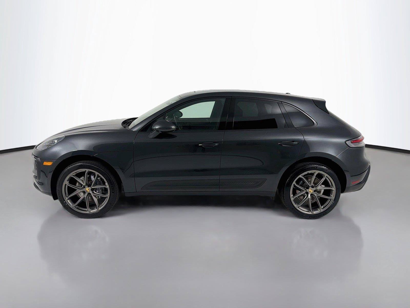 Used 2022 Porsche Macan AWD/4WD image 2